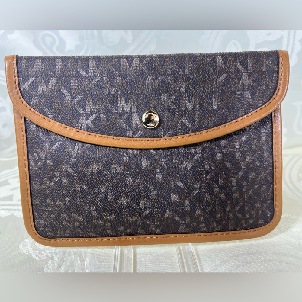 2047: Michael Kors Pouch VGUC